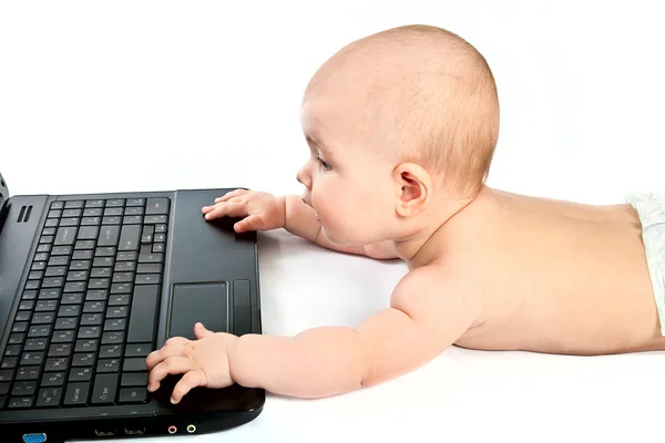 Bambino piccolo con computer portatile . — Foto Stock