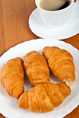 yeni pişmiş croissants ve kahve.