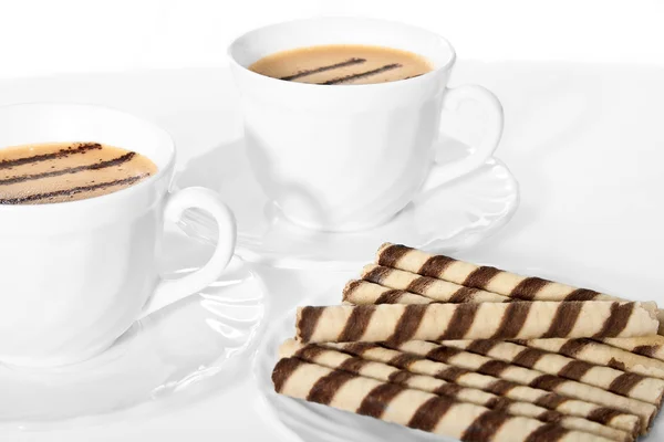 Duas xícaras de café com puff de creme de waffle . — Fotografia de Stock