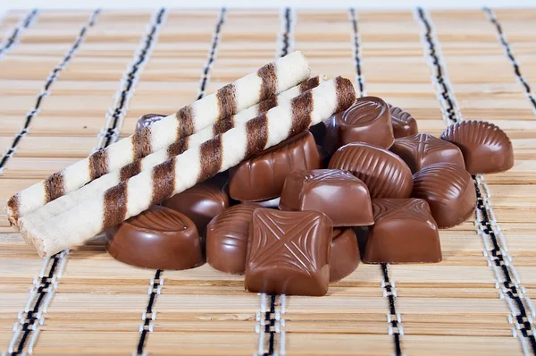 Doces de chocolate com puff de creme de waffle . — Fotografia de Stock