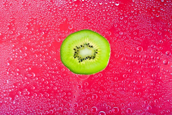 Segmento Kiwi sobre fondo rosa — Foto de Stock