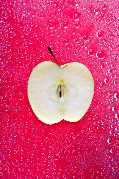 Koyu kırmızı zemin üzerine elma segment — Stok fotoğraf