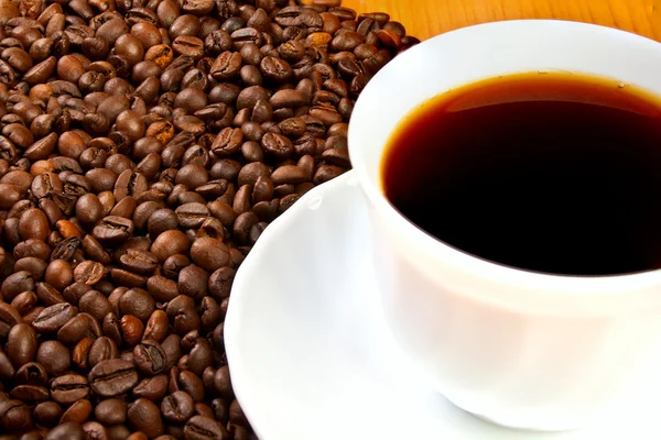 커피 원두와 커피 한잔. — 스톡 사진