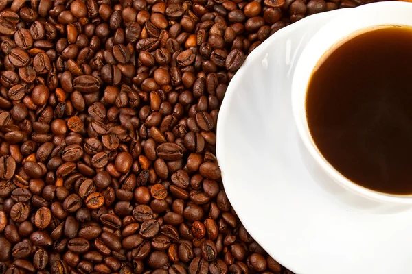 Xícara de café com grãos de café. — Fotografia de Stock