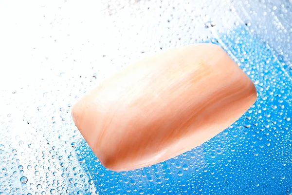 Barre de savon sur fond abstrait bleu — Photo