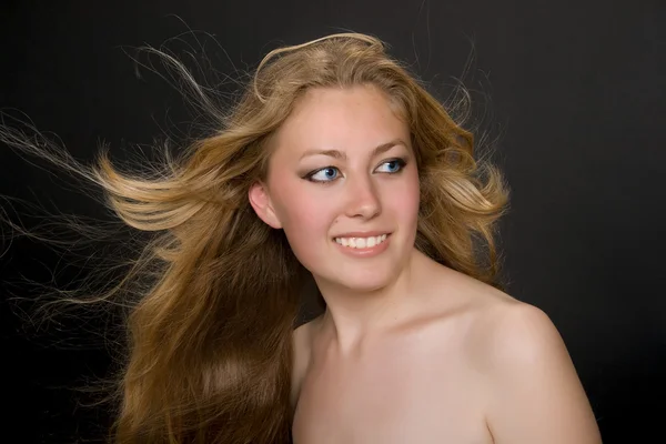 Молодая блондинка с улетучивающимися волосами — стоковое фото