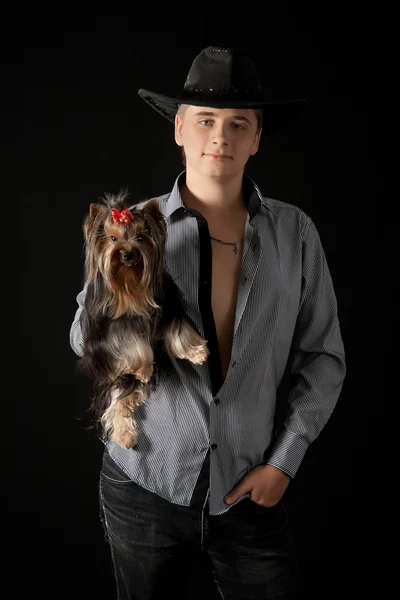 Yorkshire terrier ile genç adam. — Stok fotoğraf