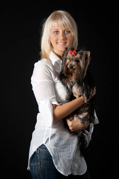 ผู้หญิงผมบลอนด์กับ Yorkshire Terrier . — ภาพถ่ายสต็อก