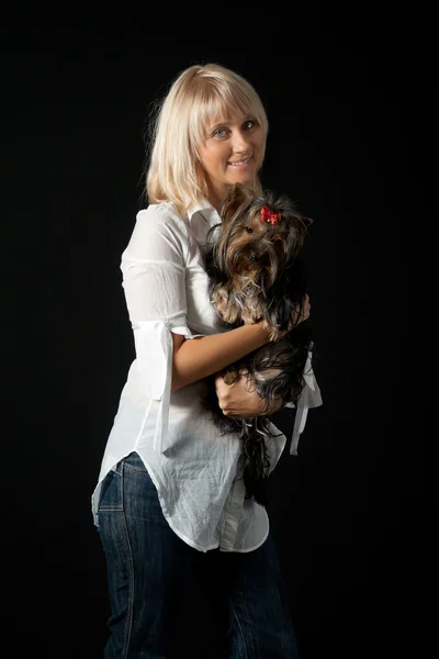 요크 셔 테리어와 금발 머리 여자. — 스톡 사진