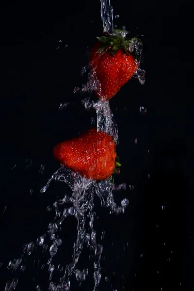 Erdbeeren in fließendem Wasser. — Stockfoto