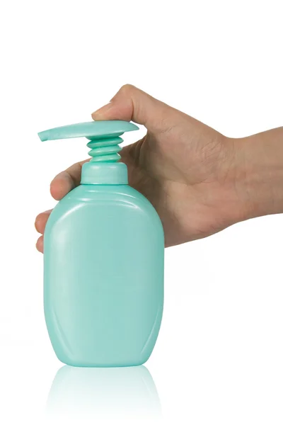 Пластиковая бутылка в руке . — стоковое фото