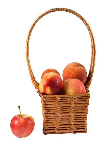 Cesta com frutas . — Fotografia de Stock