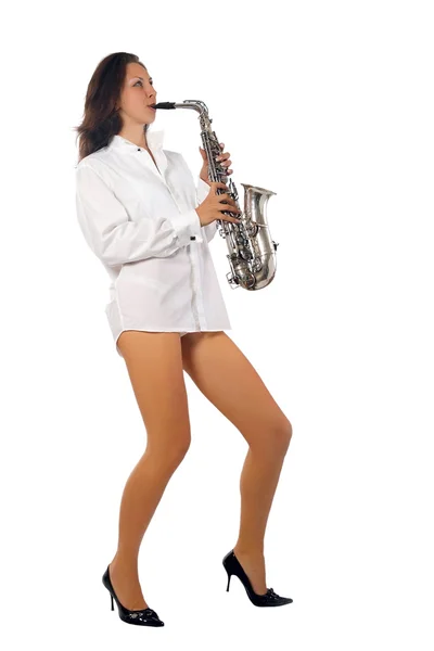 Vacker ung kvinna som spelar saxofon. — Stockfoto