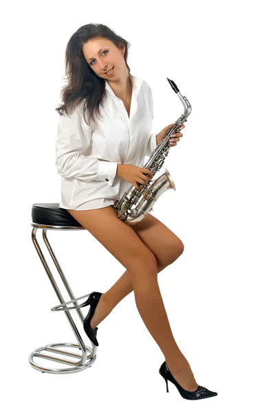 Schöne junge Frau spielt Saxofon. — Stockfoto