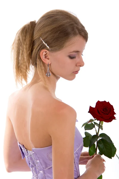 Fiatal szőke lány, lila labda-ruha, piros rózsa — Stock Fotó