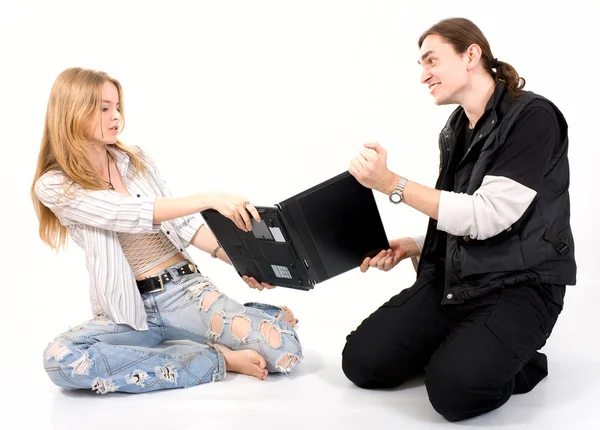 Casal amoroso alegre com laptop — Fotografia de Stock