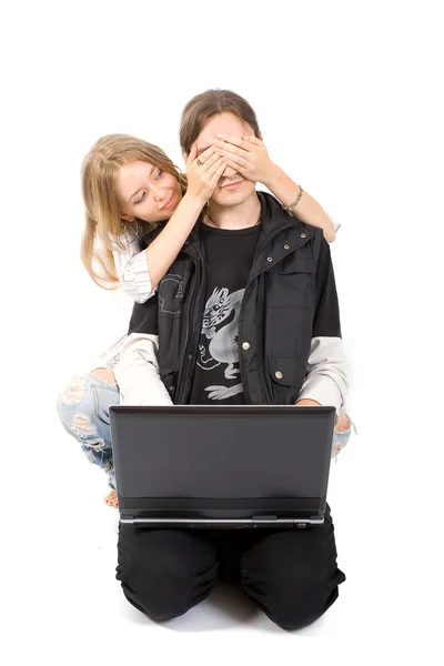 Allegro coppia amorevole con il computer portatile — Foto Stock