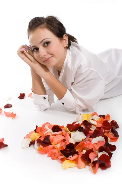 Belle fille avec des pétales de rose — Photo