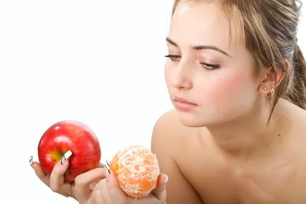 Vakker jente med rødt eple og oransje – stockfoto