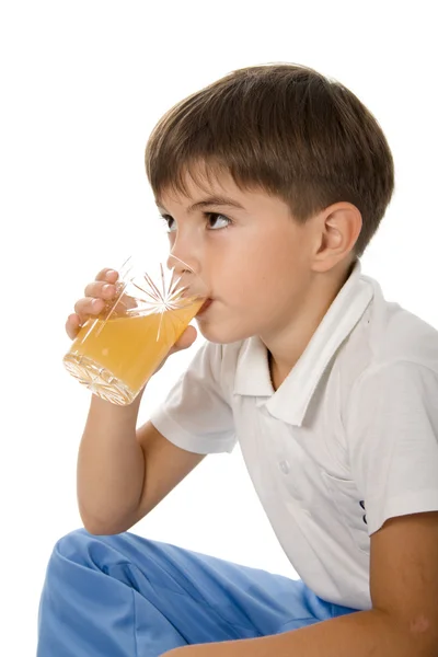 男孩与杯果汁 — 图库照片