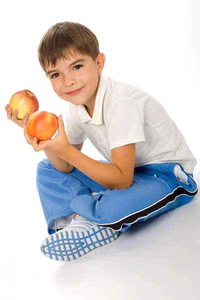 Мальчик с яблоком — стоковое фото