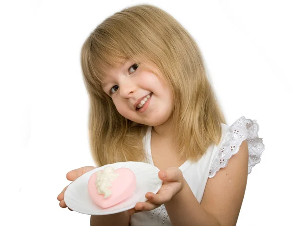 Маленька дівчинка з рожевим серцем . — стокове фото