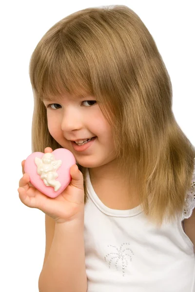 Маленькая девочка с розовым сердцем . — стоковое фото