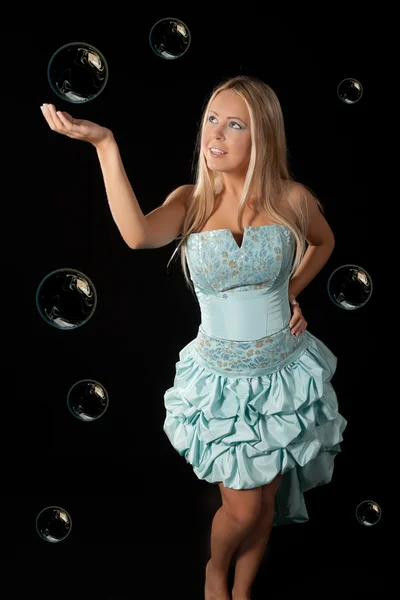 Jong meisje in blauwe bal jurk. — Stockfoto