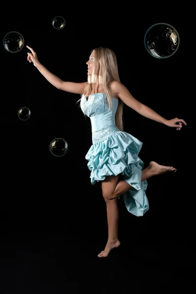 Jong meisje in blauwe bal jurk. — Stockfoto