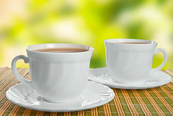 Due tazze da tè su sfondo astratto . — Foto Stock