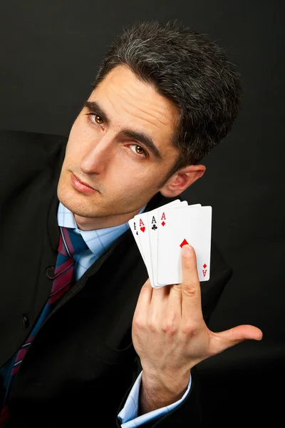 Jeune joueur chanceux avec des cartes — Photo