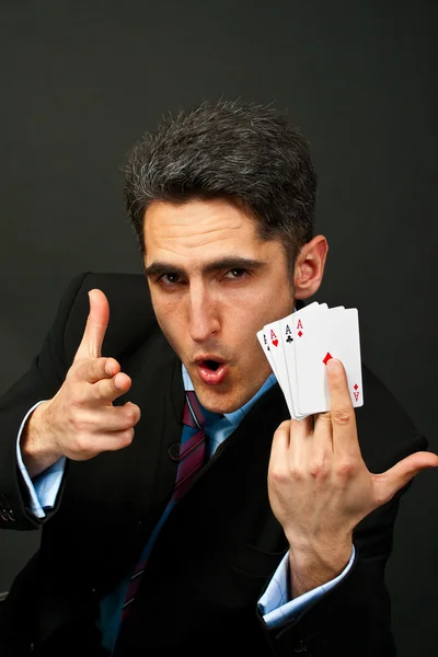 Jovem jogador sortudo com cartas — Fotografia de Stock