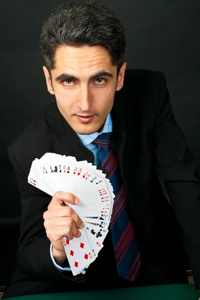 Jeune joueur chanceux avec des cartes — Photo