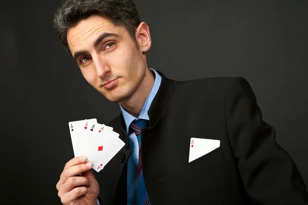 Jeune joueur chanceux avec des cartes — Photo