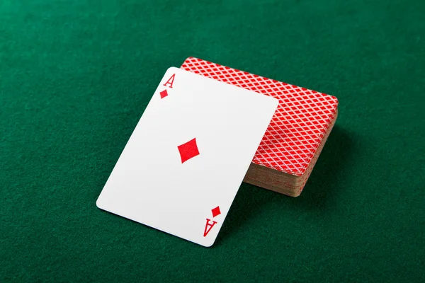 Karty a balíček hracích karet. — Stock fotografie