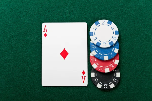 Jeu de jetons et de cartes pour le poker . — Photo