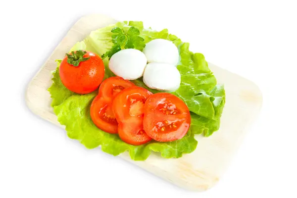 Queso con tomate y ensalada —  Fotos de Stock