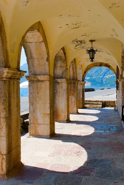 perast Karadağ'daki müze binasında kemer