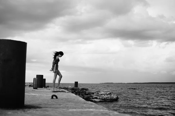 Брюнетка, идущая по берегу моря . — стоковое фото