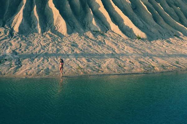 Lány pózol a sivatagban. — Stock Fotó