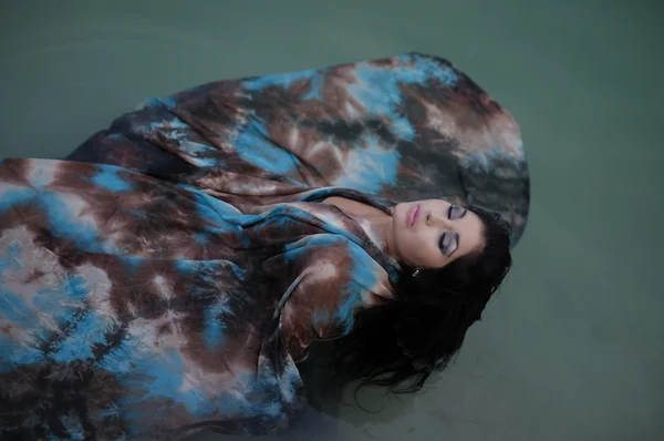 Женщина, лежащая на воде — стоковое фото