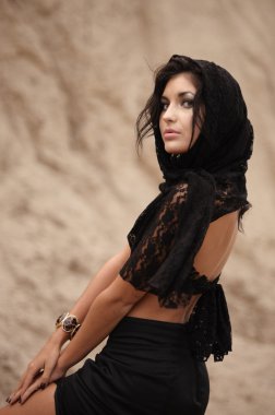 dantelli başörtüsü kadında