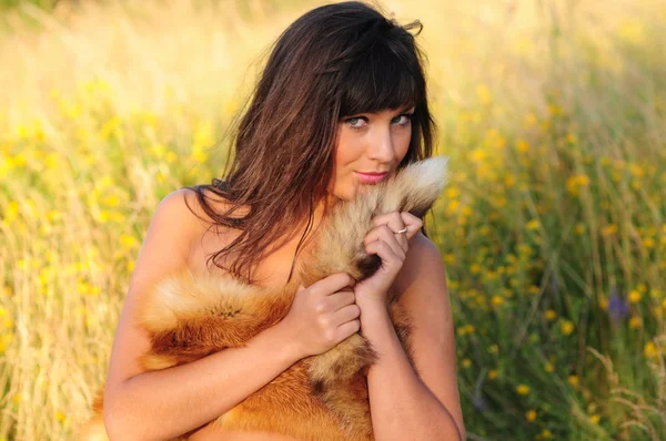 Vrouw knuffelen fox bont — Stockfoto