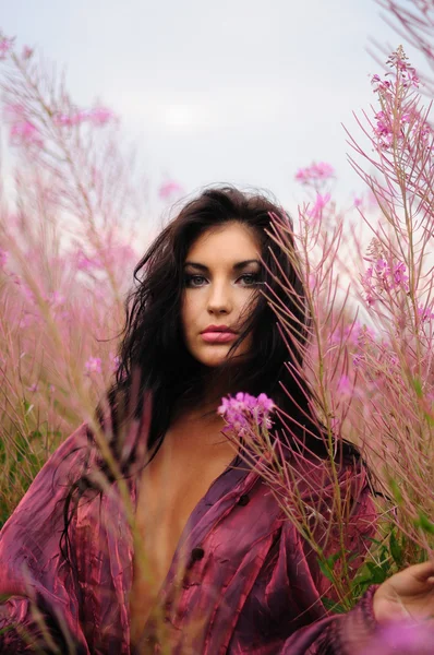Femme en fleurs violettes — Photo