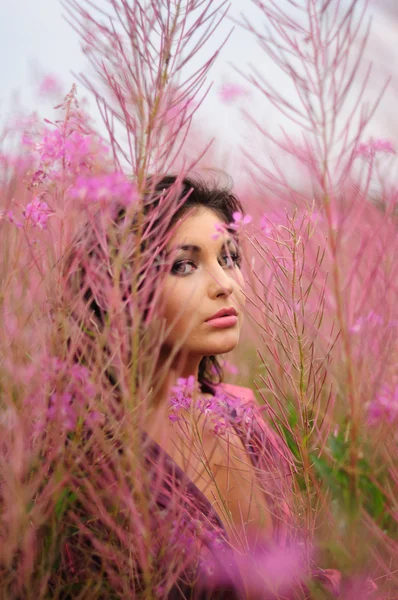 Çiçekler arasında güzel bir kadın — Stok fotoğraf