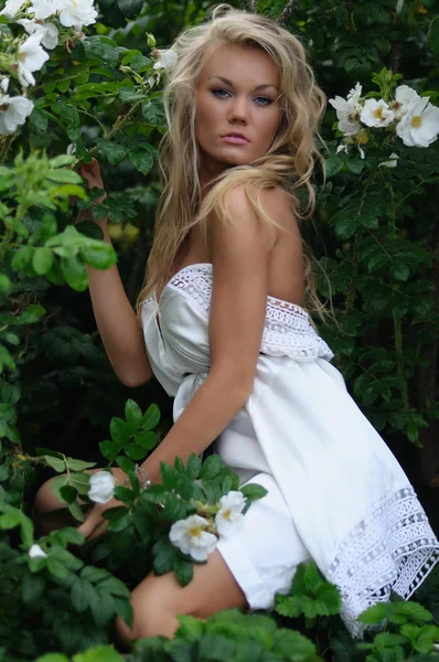 Μόδα μοντέλο σε λευκό καλοκαιρινό φόρεμα — Φωτογραφία Αρχείου