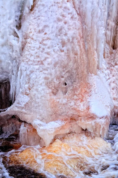 Вода, протекающая над ледяными формациями — стоковое фото