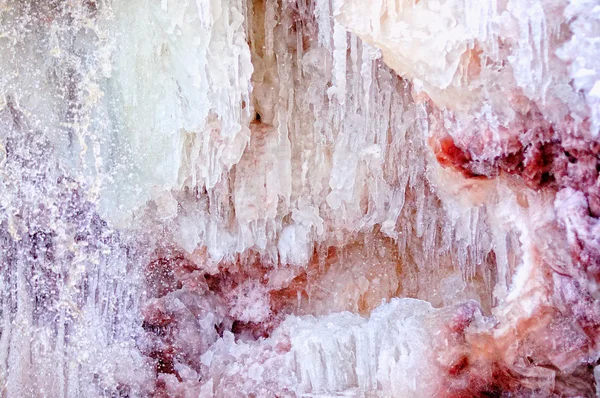 Wasser tropft von gefrorenem Wasserfall — Stockfoto