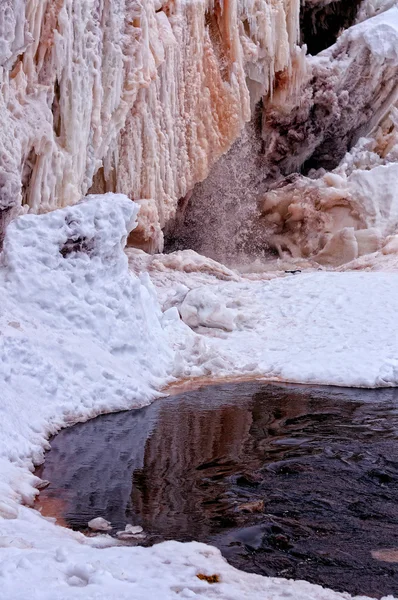 Бассейн среди снега и льда — стоковое фото