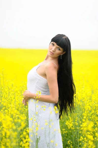 Όμορφο καλοκαίρι γυναίκα σε βιασμό κίτρινο λουλούδια — Φωτογραφία Αρχείου